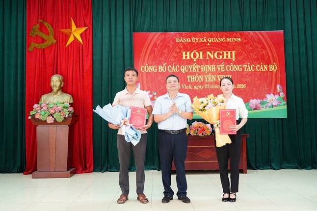 Đồng chí Lê Sỹ Cường - UVBTV, Chủ tịch UBMTTQ xã trao quyết định cho đồng chí Nguyễn Thị Phương và đồng chí Nguyễn Xuân Hưng