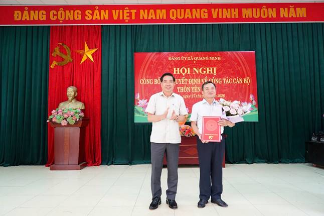 Đồng chí Hoàng Văn Cường – UVBTV, Chủ nhiệm Uỷ ban kiểm tra trao quyết định cho đồng chí Nguyễn Văn Lực