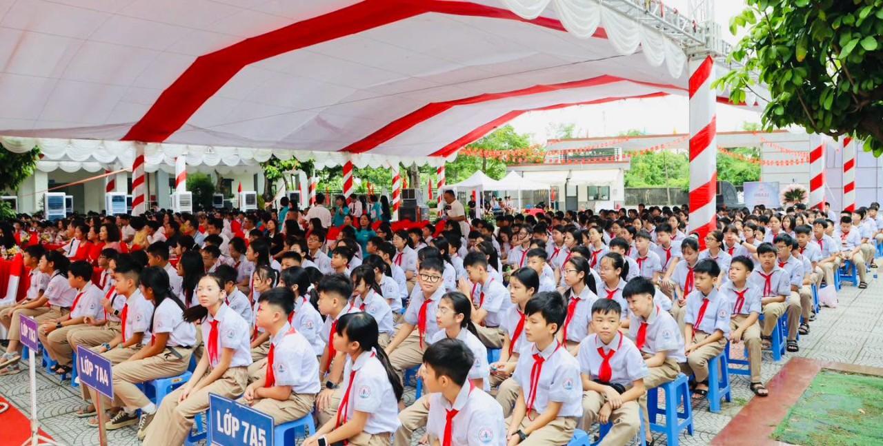 Học sinh trường THCS Trưng Vương háo hức trước thềm năm học mới
