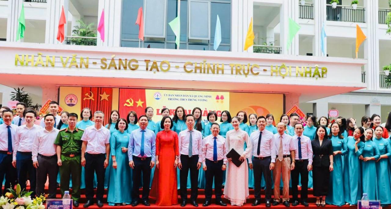 Các đại biểu chụp ảnh lưu niệm với nhà trường