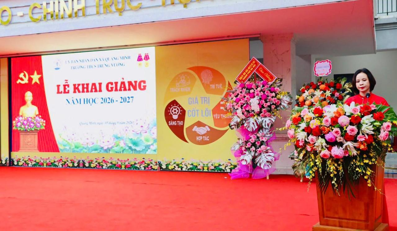 Hiệu trưởng Trường THCS Trưng Vương Dương Thị Thanh Tú phát biểu tại buổi lễ