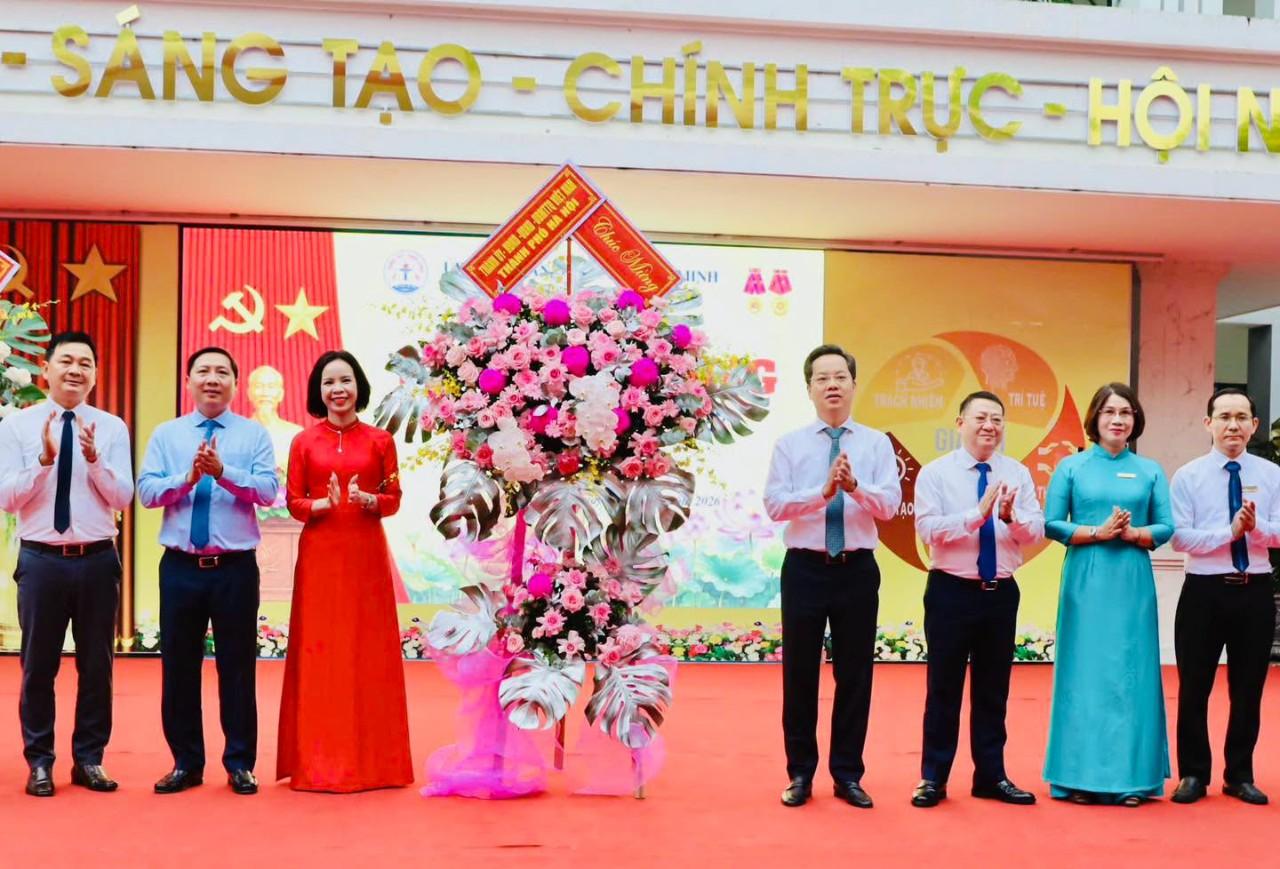 Đồng chí Vũ Đăng Định đã trao lẵng hoa của Thành ủy - HĐND - UBND - Ủy ban MTTQ Việt Nam thành phố Hà Nội chúc mừng tập thể cán bộ, giáo viên và học sinh Trường THCS Trưng Vương