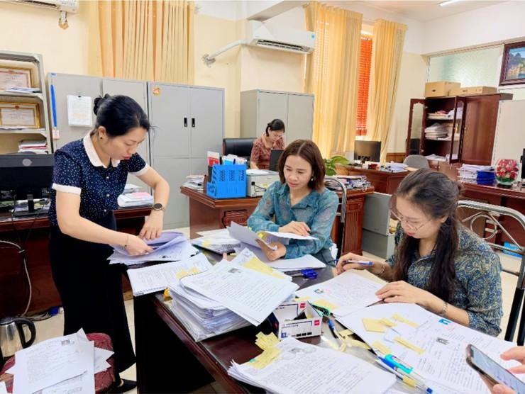 Chuyên viên Ban xây dựng Đảng rà soát hồ sơ dữ liệu Đảng viên