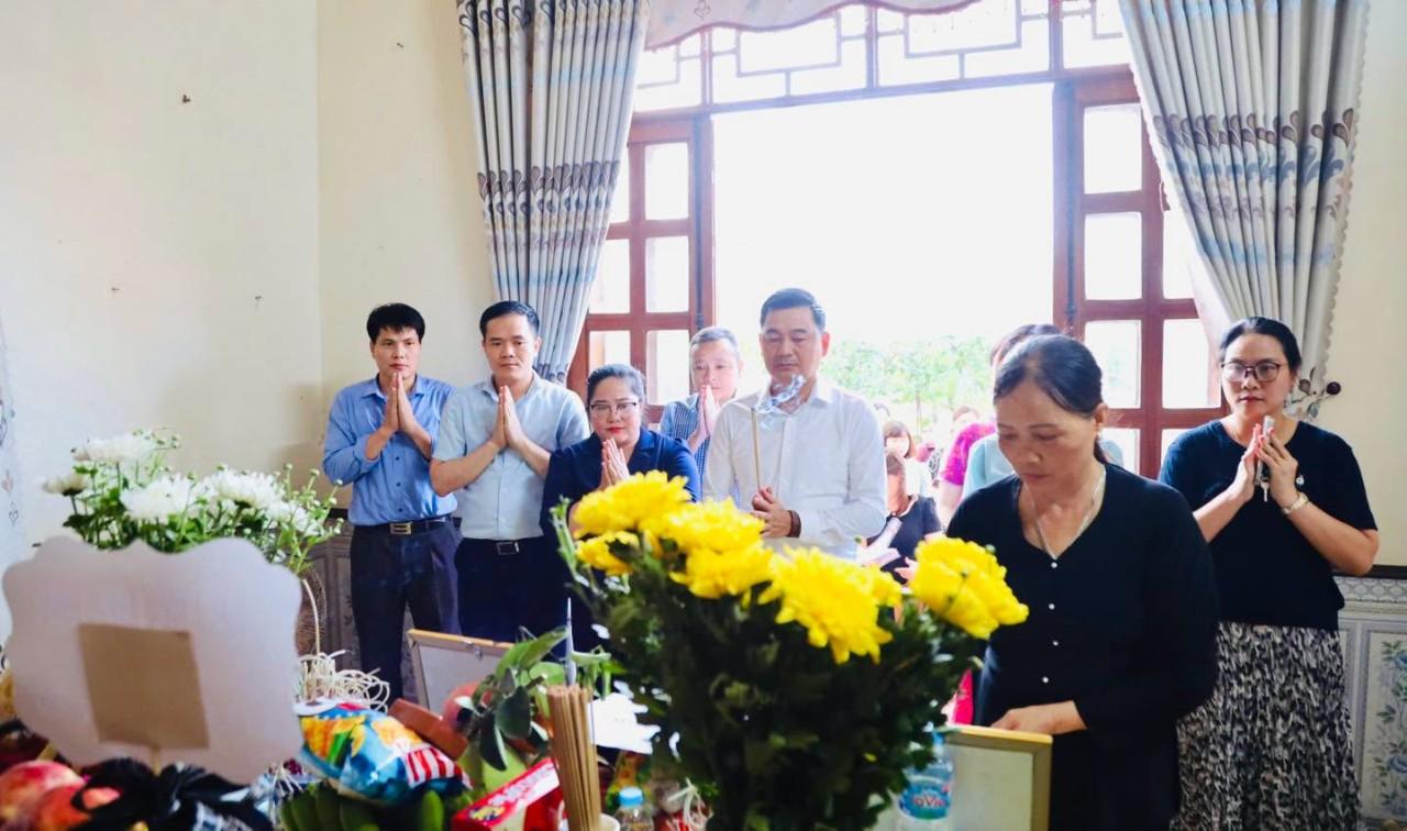 Đoàn thành kính thắp hương, thăm hỏi, gửi lời chia buồn sâu sắc trước nỗi đau không gì bù đắp được của gia đình