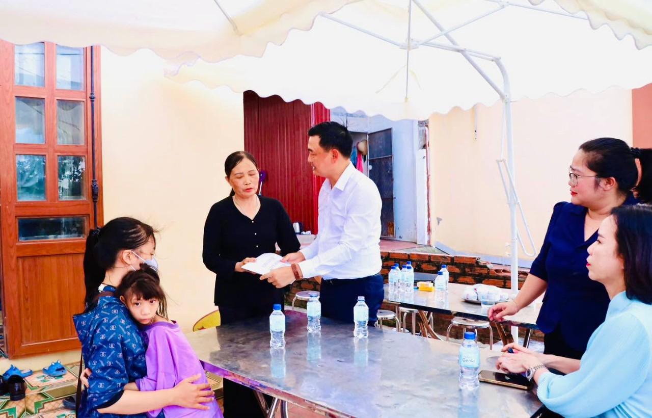 Đồng chí Nguyễn Tiến Dũng - Phó Bí thư Đảng uỷ, Chủ tịch UBND xã trao tiền hỗ trợ cho gia đình cháu Yến Nhi