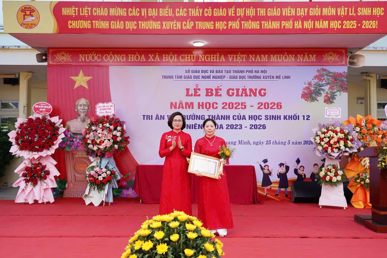 Đồng chí Nguyễn Thị Ngọc Hà – Phó Bí thư Thường trực Đảng ủy xã tặng giấy khen cho giáo viên có thành tích cao trong năm học