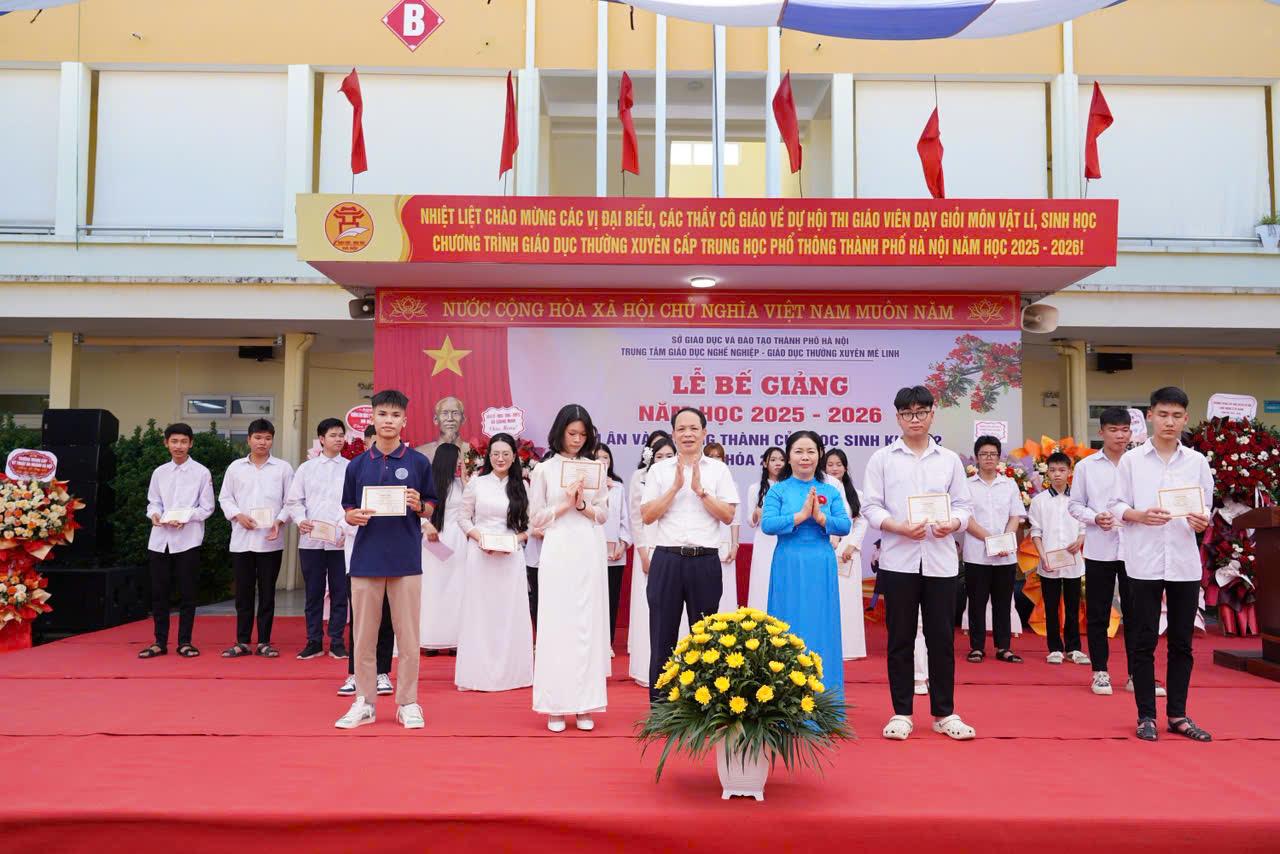 Đồng chí Lưu Văn Tư – UVBTV, Trưởng Ban Xây dựng Đảng tặng giấy khen cho hócinh có thành tích xuất sắc