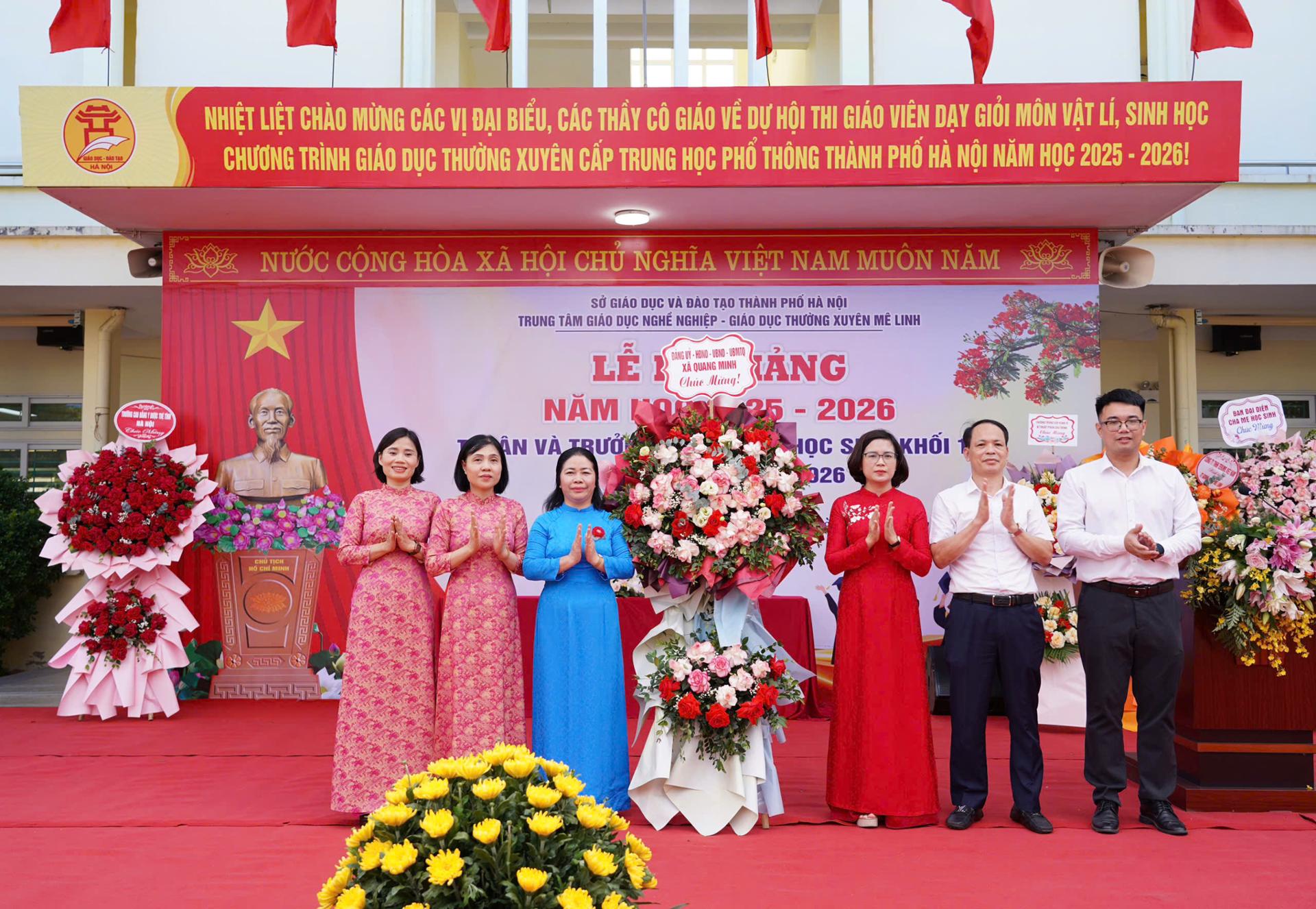 Lãnh đạo xã Quang Minh tặng hoa chúc mừng