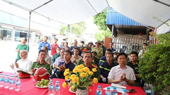 Các đại biểu, lực lượng tham gia và Nhân dân theo dõi chương trình thực tập.