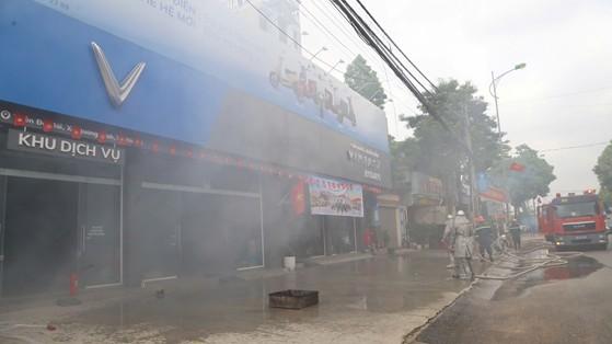 Lực lượng chữa cháy chuyên nghiệp triển khai phương tiện, phối hợp xử lý tình huống theo phương án.