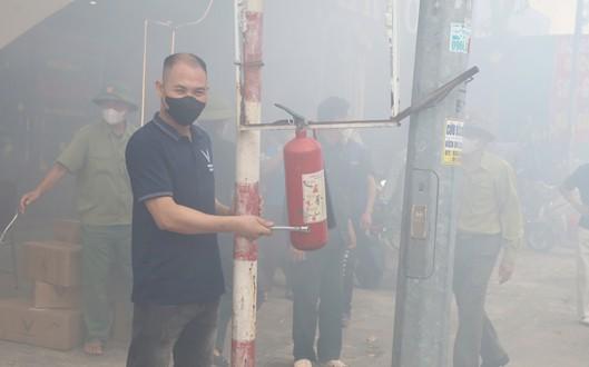 Lực lượng tại chỗ thực hành sử dụng bình chữa cháy để xử lý tình huống ngay từ khi mới phát sinh.