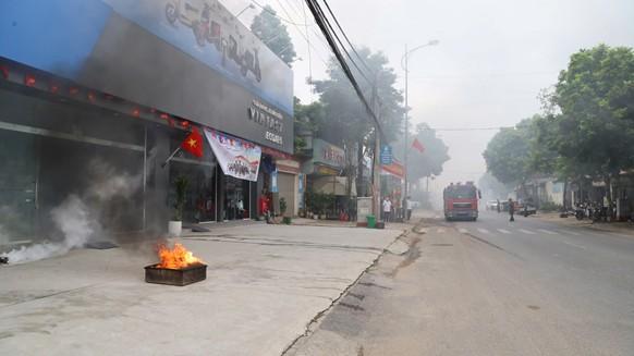 Xe chữa cháy chuyên nghiệp tiếp cận hiện trường, phối hợp cùng lực lượng tại chỗ triển khai phương án.
