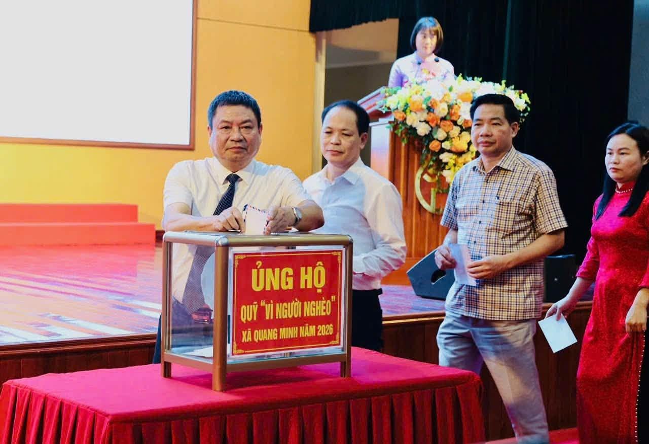  Đồng chí Lê Sỹ Cường - UVBTV, Chủ tịch UBMTTQ xã xã ủng hộ quỹ "vì người nghèo" năm 2026 