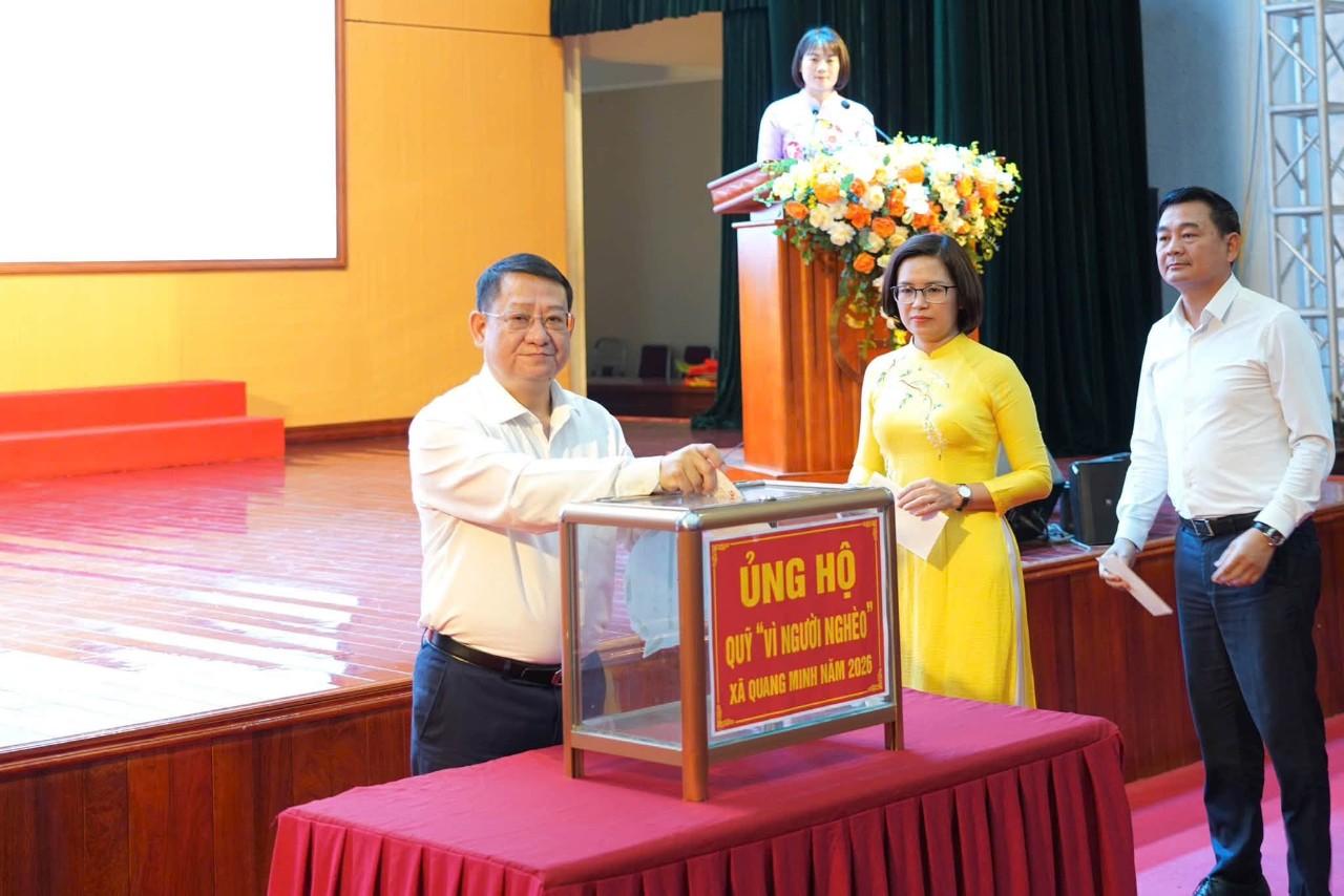 Đồng chí Hoàng Anh Tuấn - Thành ủy viên, Bí thư Đảng ủy xã ủng hộ quỹ "vì người nghèo" năm 2026