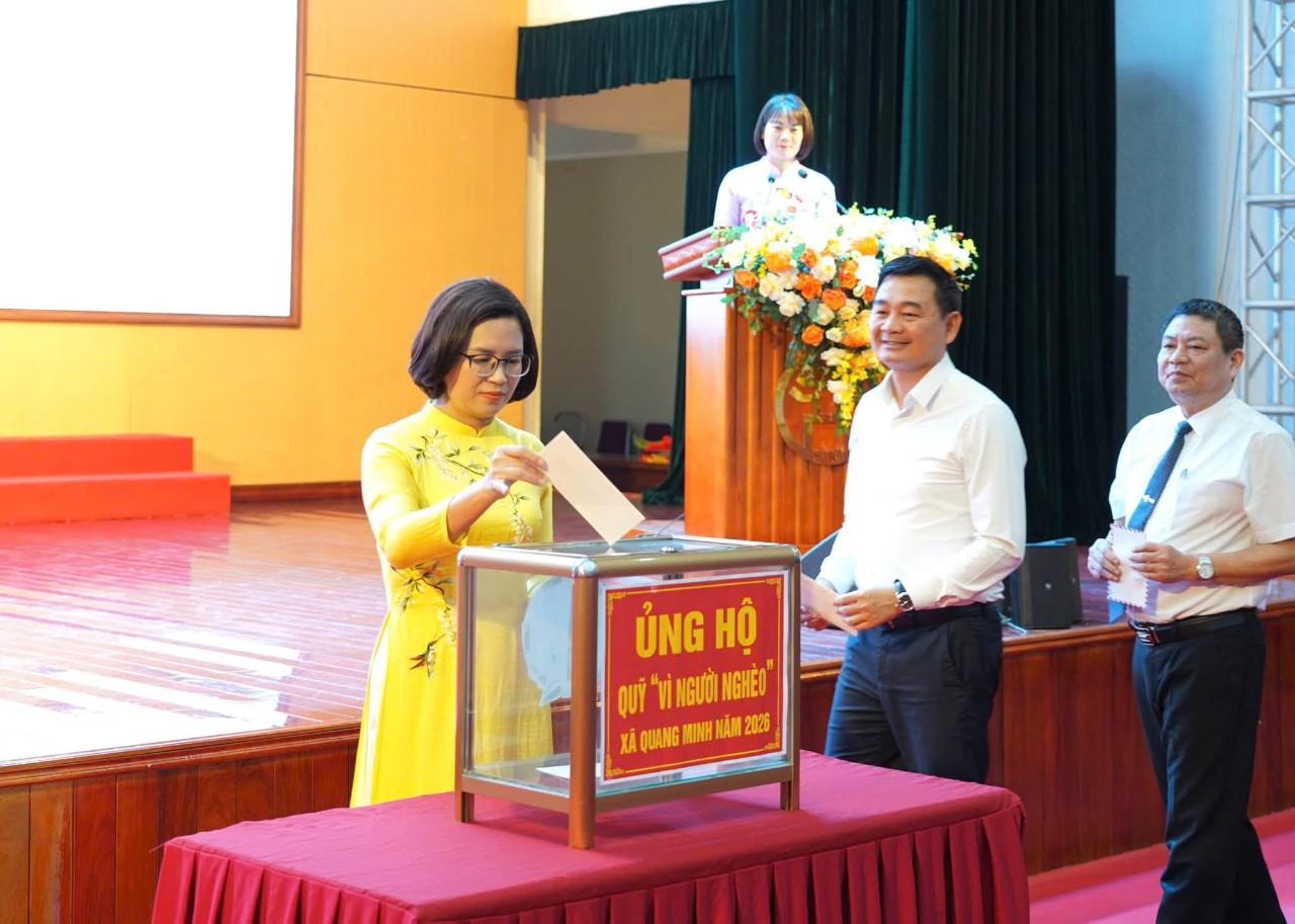Đồng chí Nguyễn Thị Ngọc Hà - Phó Bí thư Thường trực, Chủ tịch HĐND xã  xã ủng hộ quỹ "vì người nghèo" năm 2026