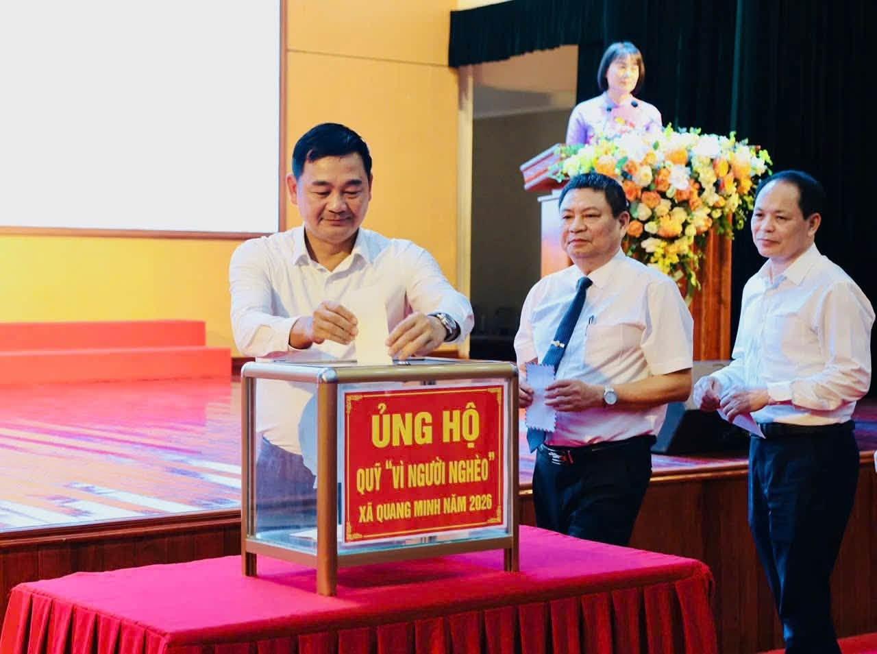 Đồng chí Nguyễn Tiến Dũng - Phó Bí thư Đảng ủy, Chủ tịch UBND xã xã ủng hộ quỹ "vì người nghèo" năm 2026