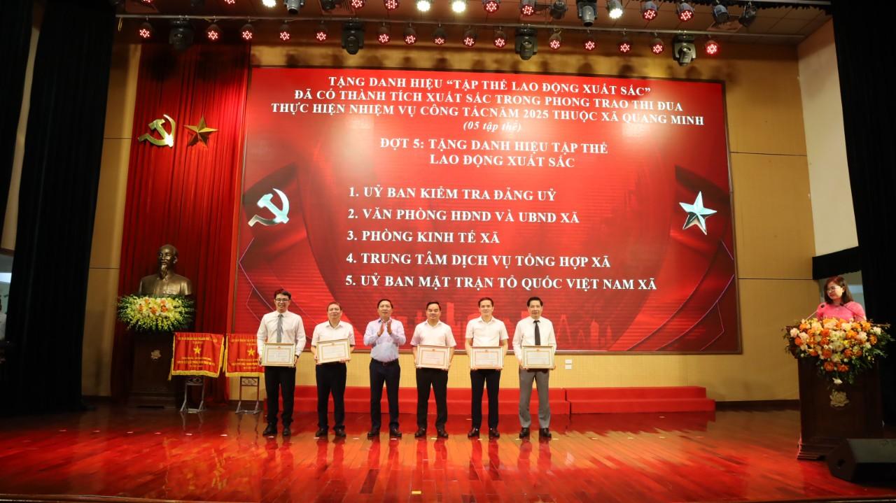 Đồng chí Nguyễn Thanh Liêm - Thành ủy viên, Bí thư Đảng ủy, Chủ tịch HĐND xã tặng danh hiệu tập thể lao động xuất sắc