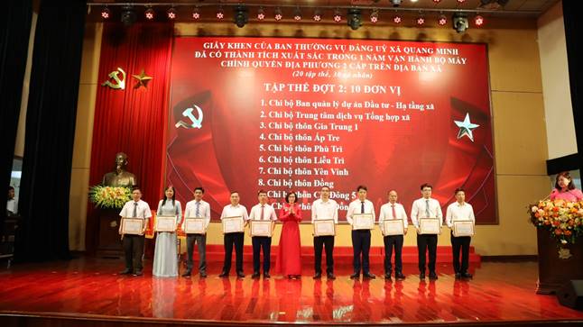 Đồng chí Nguyễn Thị Ngọc Hà- Phó Bí thư Thường trực Đảng uỷ xã tặng giấy khen cho các tập thể có thành tích xuất sắc trong 1 năm vận hành chính quyền địa phương 2 cấp