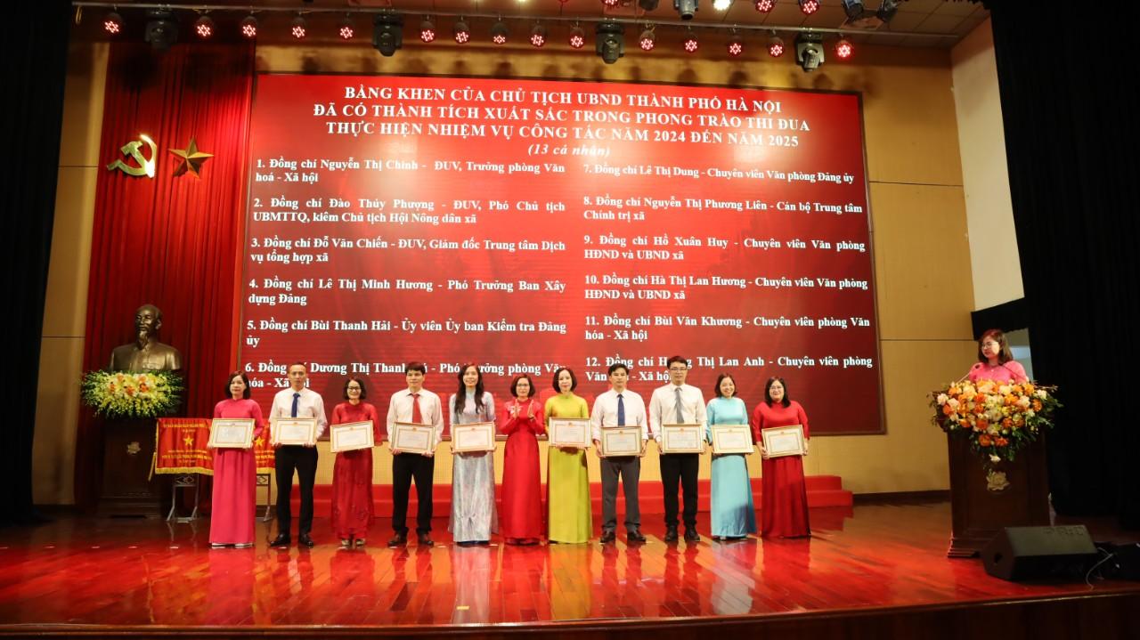 Đồng chí Nguyễn Thị Ngọc Hà - Phó Bí thư thường trực Đảng uỷ xã tặng bằng khen của thành phố cho các cá nhân có thành tích xuất sắc