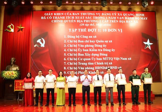Đồng chí Nguyễn Thanh Liêm - Thành uỷ viên, Bí thư Đảng uỷ, Chủ tịch HĐND xã tặng giấy khen cho các tập thể có thành tích xuất sắc trong 1 năm vận hành chính quyền địa phương 2 cấp
