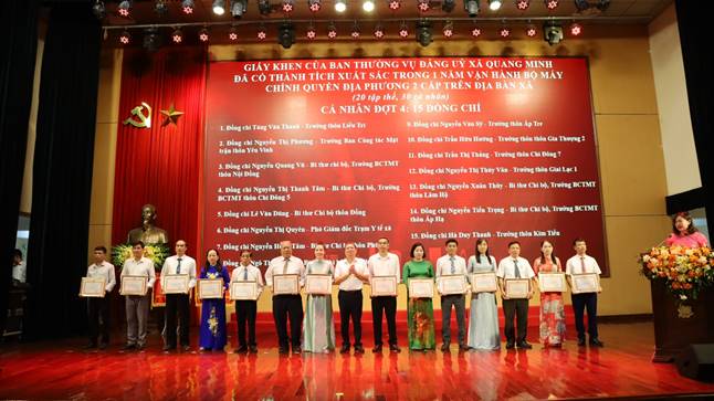 Đồng chí Lê Sỹ Cường - Uỷ viên Ban Thường vụ, Chủ tịch UBMTTQ xã tặng giấy khen cho các cá nhân có thành tích xuất sắc trong 1 năm vận hành chính quyền địa phương 2 cấp