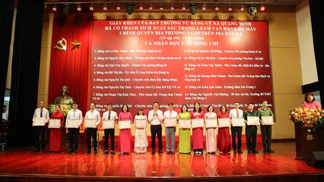 Đồng chí Nguyễn Tiến Dũng - Phó Bí thư Đảng uỷ, Chủ tịch UBND xã tặng giấy khen cho các cá nhân có thành tích xuất sắc trong 1 năm vận hành chính quyền địa phương 2 cấp