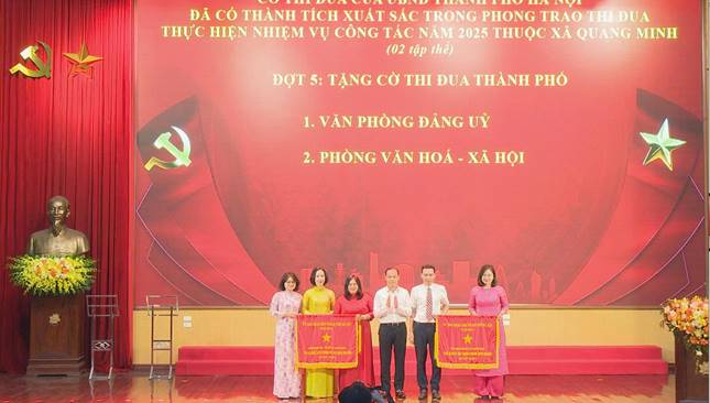 Đồng chí Nguyễn Hồng Nhật - Phó trưởng Ban Tổ chức Thành ủy tặng cờ thi đua của thành phố cho các tập thể có thành tích xuất sắc