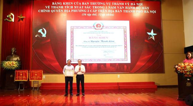 Đồng chí Nguyễn Hồng Nhật - Phó trưởng Ban Tổ chức Thành ủy tặng bằng khen của Ban Thường vụ Thành ủy Hà Nội cho đồng chí Nguyễn Thanh Liêm - Thành ủy viên, Bí thư Đảng ủy, Chủ tịch HĐND xã vì những thành tích nổi bật trong lãnh đạo, chỉ đạo và tổ chức thực hiện mô hình chính quyền địa phương 2 cấp