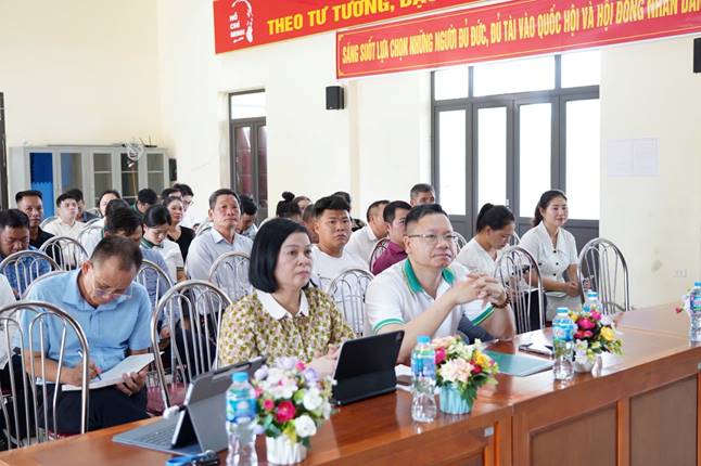 Các đại biểu và các hộ kinh doanh, tiểu thương tham dự lễ phát động triển khai mô hình “Tuyến đường số, Chợ số” thanh toán không dùng tiền mặt tại xã Quang Minh