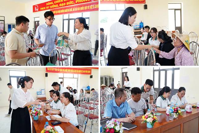Các tiểu thương Chợ Chi Đông được hướng dẫn tiếp cận và sử dụng các tiện ích thanh toán không dùng tiền mặt