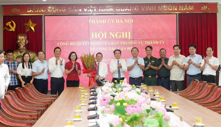 Tập thể Ban Thường vụ Đảng uỷ xã Quang Minh tặng hoa chúc mừng đồng chí Hoàng Anh Tuấn
