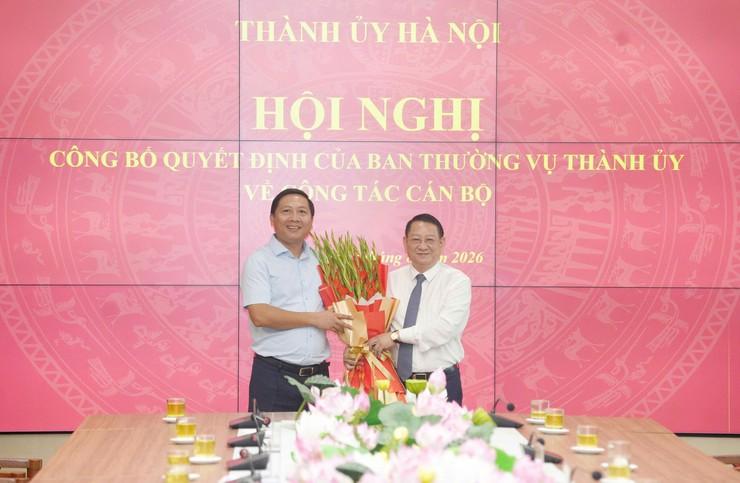 Đồng chí Nguyễn Thanh Liêm - Thành uỷ viên, Giám đốc Cơ quan Báo và Phát thanh truyền hình Hà Nội tặng hoa chúc mừng đồng chí Hoàng Anh Tuấn