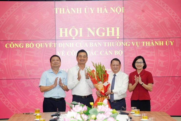 Các đồng chí thường trực Đảng uỷ xã Quang Minh tặng hoa chúc mừng đồng chí Hoàng Anh Tuấn