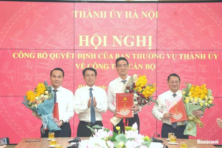 Đồng chí Nguyễn Trọng Đông - Phó Bí thư thương trực Thành uỷ trao quyết định cho đồng chí Hoàng Anh Tuấn (ngoài cùng bên phải)