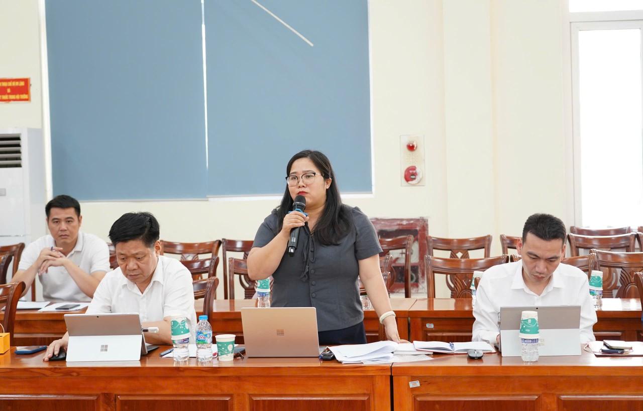 Đồng chí Nguyễn Thị Chinh – Đảng ủy viên, Trưởng phòng Văn hóa – Xã hội phát biểu tại hội nghị