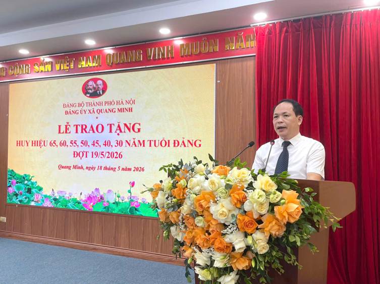 Đồng chí Lưu Văn Tư – Uỷ viên Ban Thường vụ, Trưởng ban Xây dựng Đảng đọc quyết định trao huy hiệu Đảng