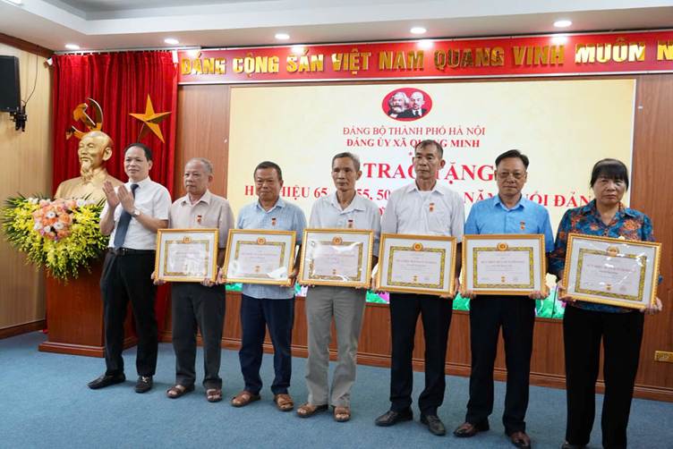 Đồng chí Lưu Văn Tư– UVBTV, Trưởng ban Xây dựng Đảng trao huy hiệu 40 năm tuổi Đảng