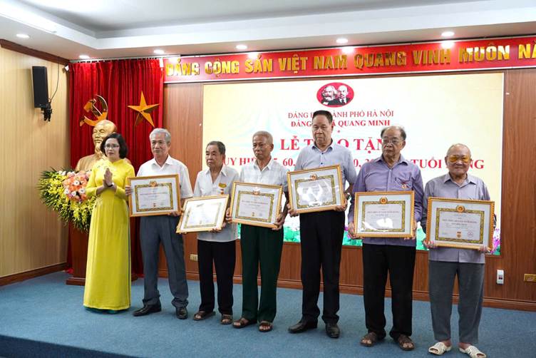 Đồng chí Nguyễn Thị Ngọc Hà – Phó Bí thư Thường trực Đảng ủy xã trao huy hiệu 60 năm tuổi Đảng