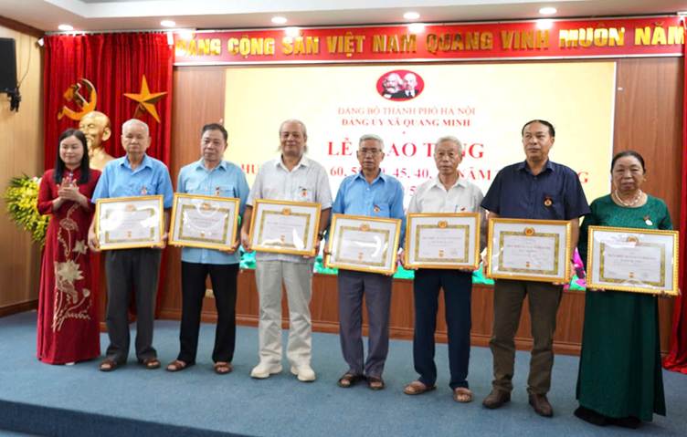 Đồng chí Nguyễn Thị Lộc – UVBTV, Phó Chủ tịch HĐND xã trao huy hiệu 50 năm tuổi Đảng