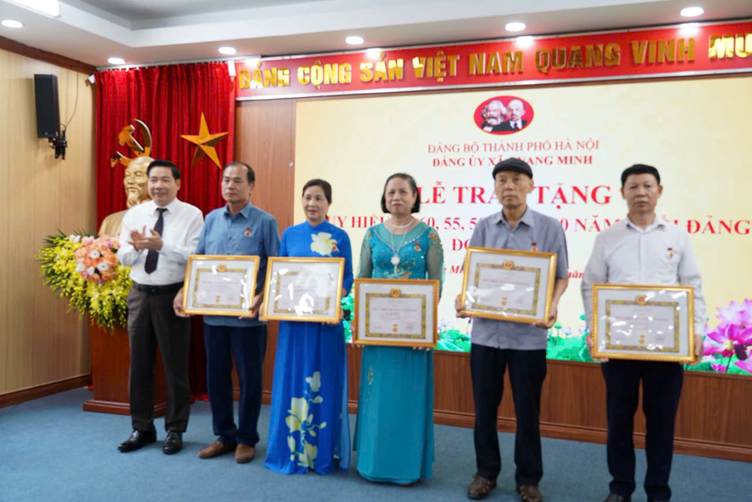 Đồng chí Hoàng Văn Cường – UVBTV, Trưởng ban kiểm Đảng ủy trao huy hiệu 30 năm tuổi Đảng