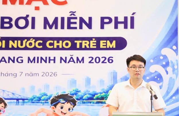 Đồng chí Đỗ Văn Chiến, Đảng ủy viên, Giám đốc Trung tâm Dịch vụ tổng hợp xã phát biểu khai mạc