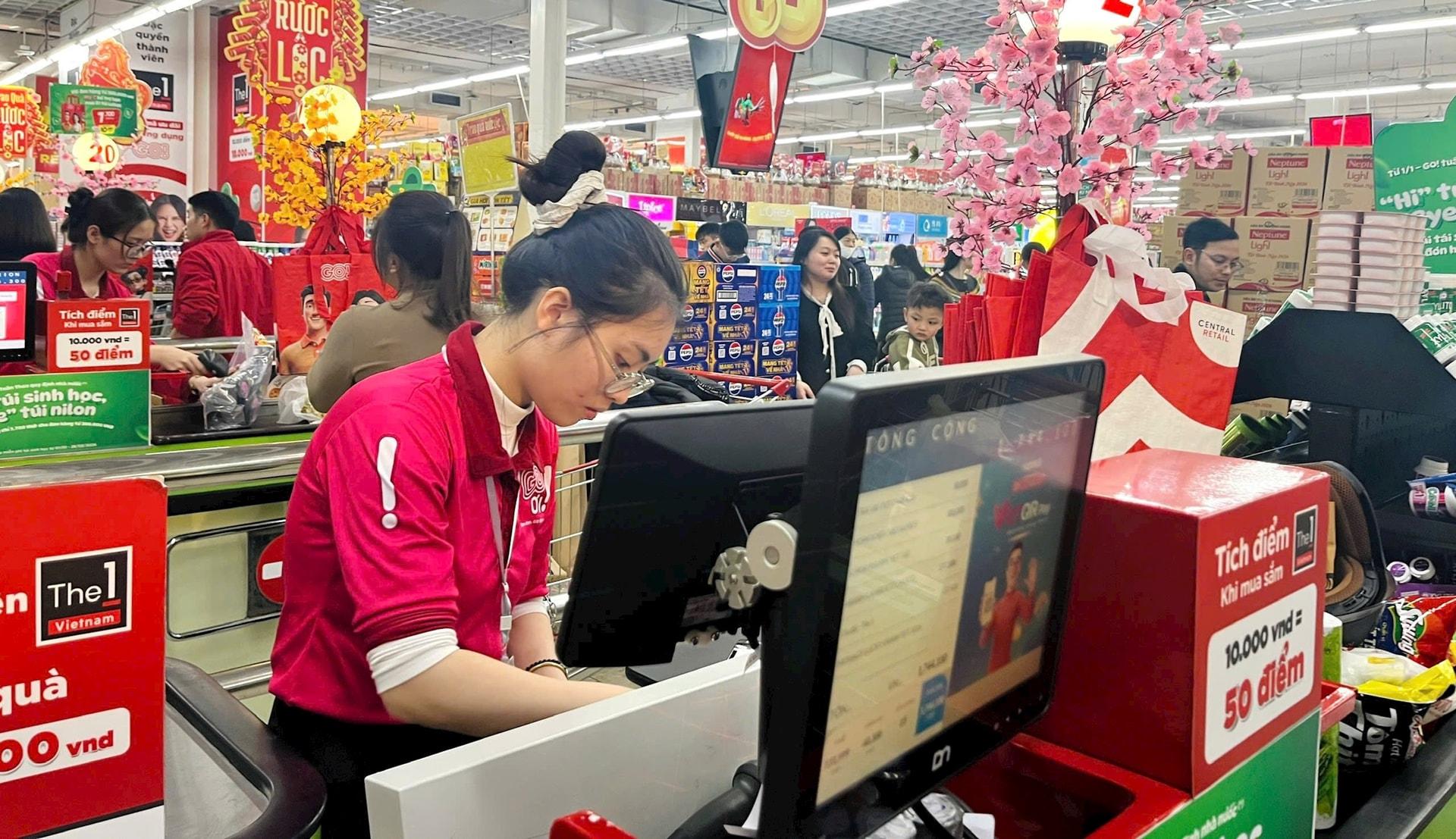 Tại các siêu thị, cửa hàng trên địa bàn xã Quang Minh nhiều người dân đã hình thành thói quen thanh toán chuyển khoản.