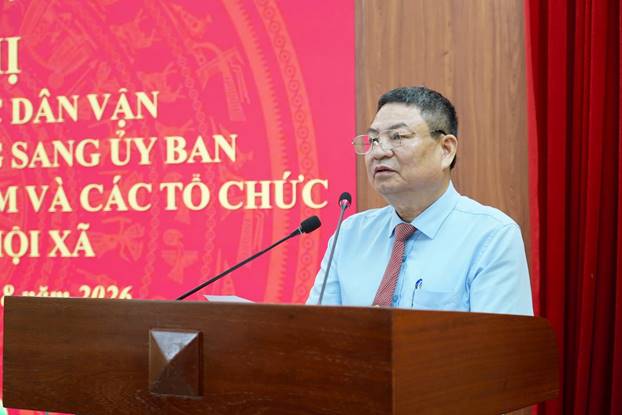 Đồng chí Lê Sỹ Cường - Ủy viên BTV Đảng ủy, Chủ tịch Ủy ban MTTQ Việt Nam xã phát biểu nhận nhiệm vụ