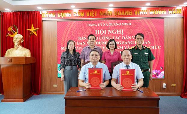 Các đồng chí lãnh đạo chứng kiến lễ ký biên bản bàn giao chức năng, nhiệm vụ tham mưu về công tác dân vận, thực hiện quy chế dân chủ ở cơ sở, công tác dân tộc, tôn giáo từ Ban Xây dựng Đảng Đảng ủy xã về cơ quan Ủy ban MTTQ Việt Nam xã