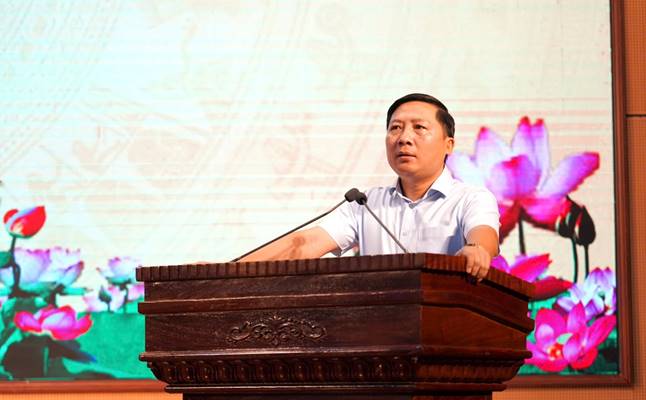 Đồng chí Nguyễn Thanh Liêm - Thành ủy viên, Bí thư Đảng ủy, Chủ tịch HĐND xã phát biểu quán triệt hội nghị