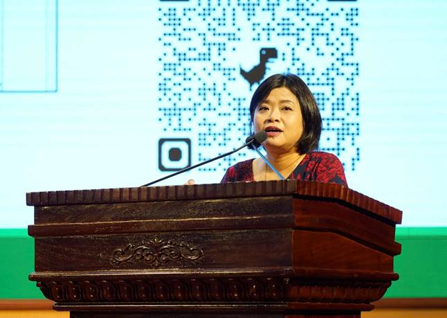 Báo cáo viên truyền đạt nội dung hội nghị