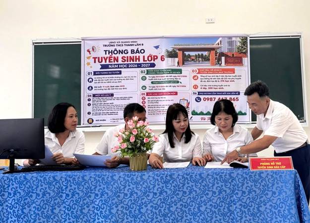 Cán bộ, giáo viên Trường THCS Thanh Lâm B sẵn sàng hỗ trợ phụ huynh đăng ký tuyển sinh năm học 2026-2027.