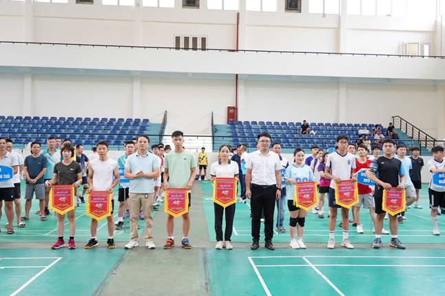Ban tổ chức trao cờ lưu niệm cho các đội tham dự giải