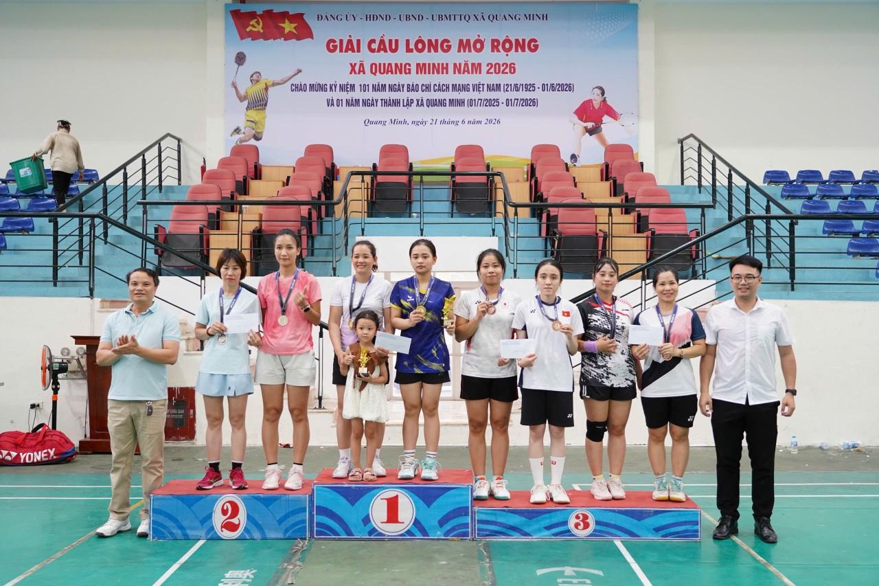 Ban tổ chức trao các giải nhất, nhì, ba ở nội dung đôi nữ nội bộ: