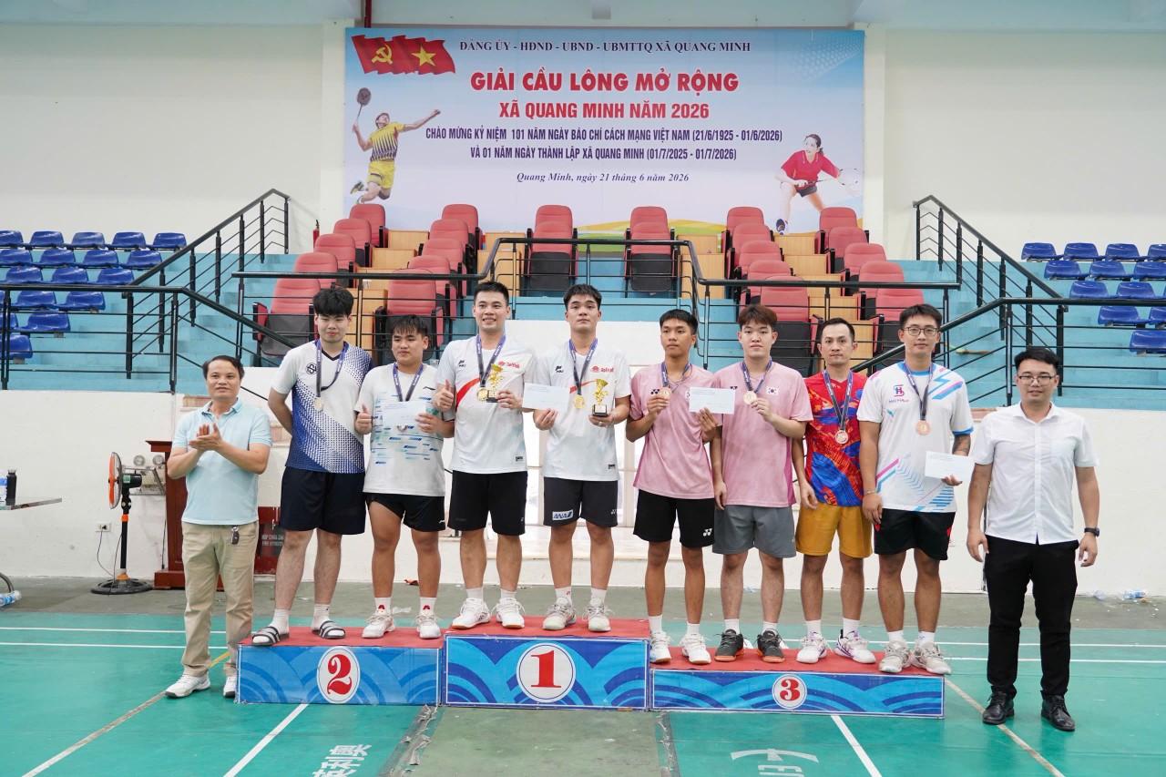 Ban tổ chức trao các giải nhất, nhì, ba ở nội dung đôi nam nội bộ trên 36 tuổi: